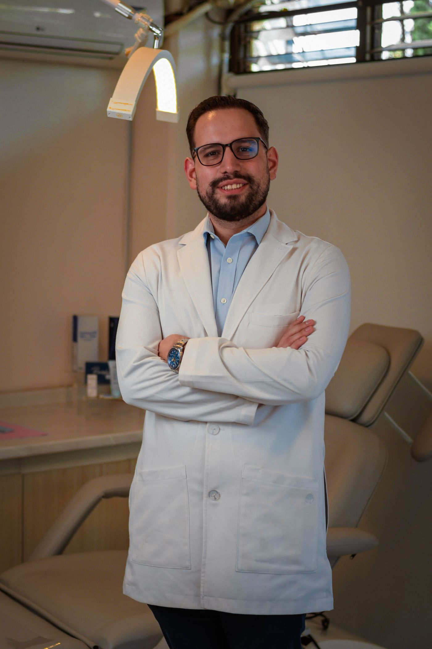 Dr. Miguel Duarte en consultorio Haarmonia